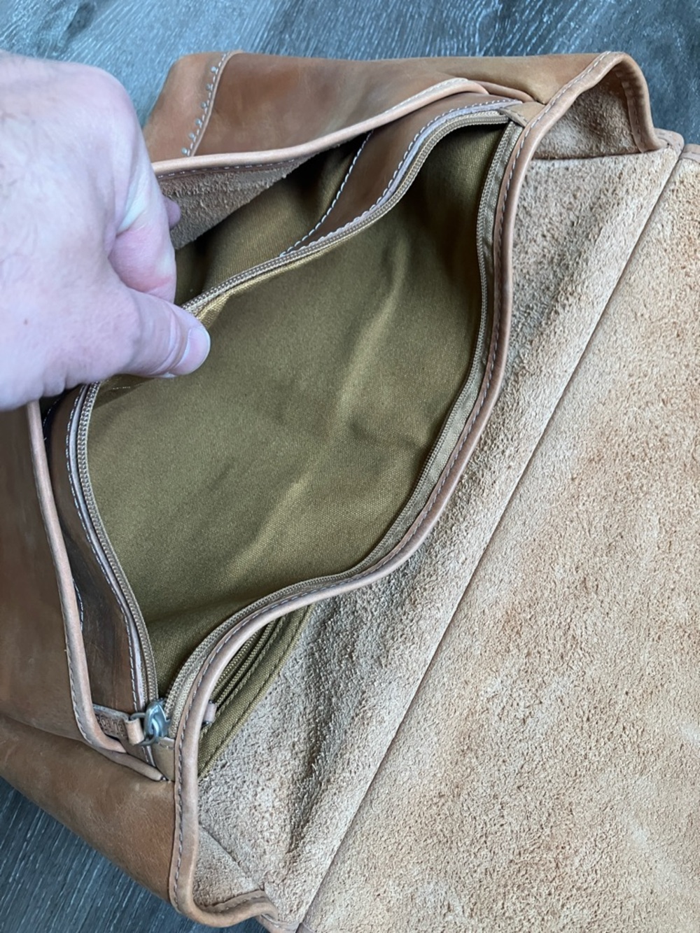 El Portal vintage Classic Tan Leather Messenger Bag - Picture 13 of 17
